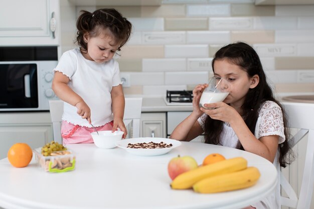 Fratelli di vista frontale facendo colazione