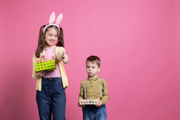 Fratelli e sorelle gioiosi che si sentono felici a festeggiare la Pasqua e la primavera