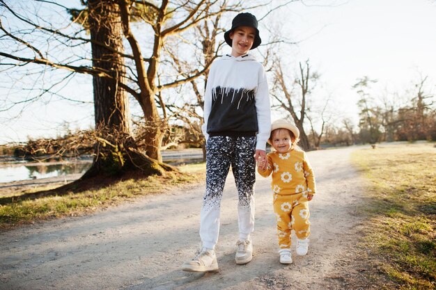 Fratello e sorella che camminano al parco di Lednice Repubblica Ceca