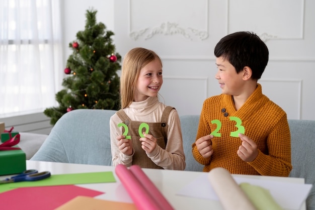 Fratello e sorella festeggiano insieme il capodanno a casa