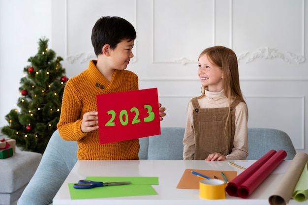 Fratello e sorella festeggiano insieme il capodanno a casa