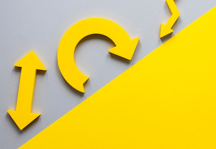 Foto gratuito frecce e cartone di giallo di vista superiore su fondo bianco