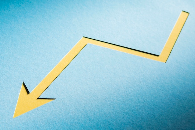 Freccia di carta piatta che indica crisi economica