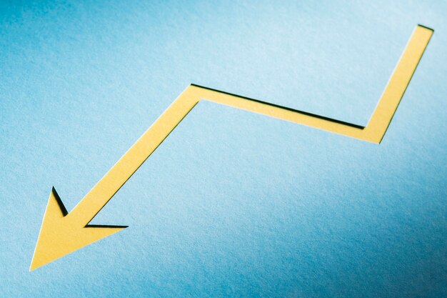 Freccia di carta piatta che indica crisi economica