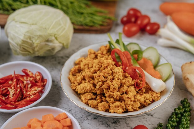 Fried Chicken Pop con Chili Scallions e pomodori.