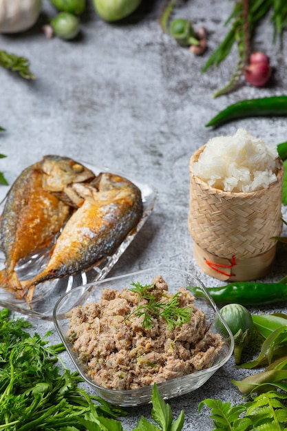 Fried Mackerel Chili Paste e insieme della verdura, alimento tailandese.