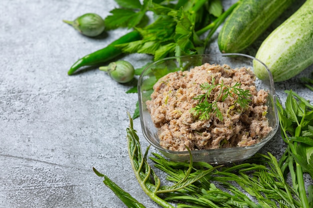 Fried Mackerel Chili Paste e insieme della verdura, alimento tailandese.