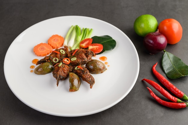 Fried Stir Catfish piccante sul piatto bianco, alimento tailandese.