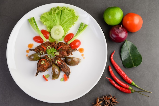 Fried Stir Catfish piccante sul piatto bianco, alimento tailandese.