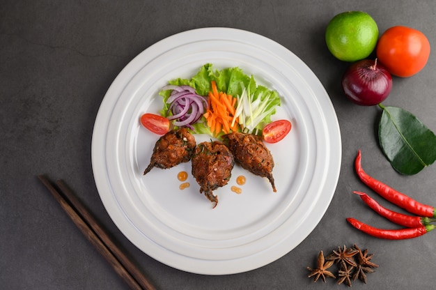 Fried Stir Catfish piccante sul piatto bianco, alimento tailandese.