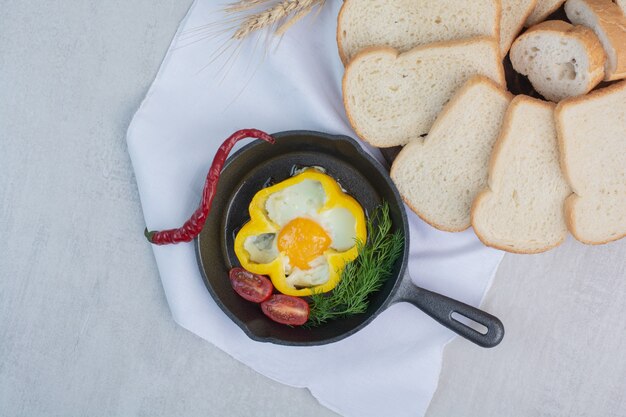 Frittata con fette di pane bianco su tela di sacco.