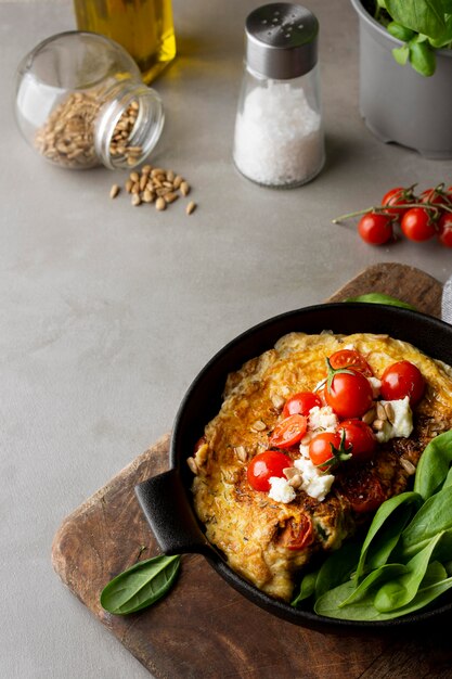 Frittata con formaggio e pomodori