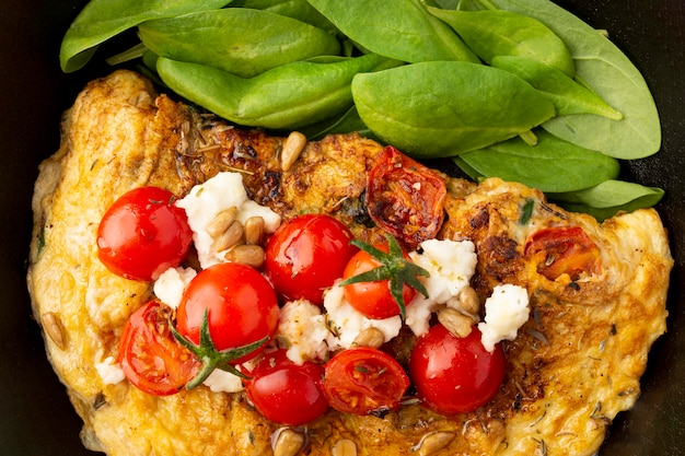 Frittata con il primo piano del formaggio e dei pomodori