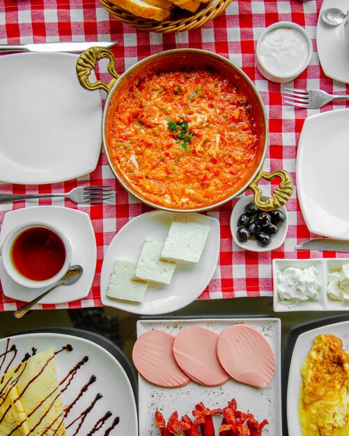 frittata di pomodoro servita con erbe