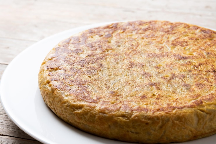 Foto gratuito frittata spagnola tradizionale sulla tavola di legno