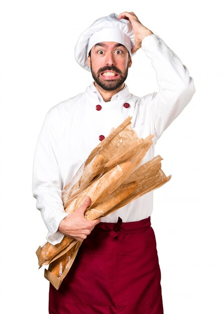 Frittella giovane panettiere in possesso di un po &#39;di pane