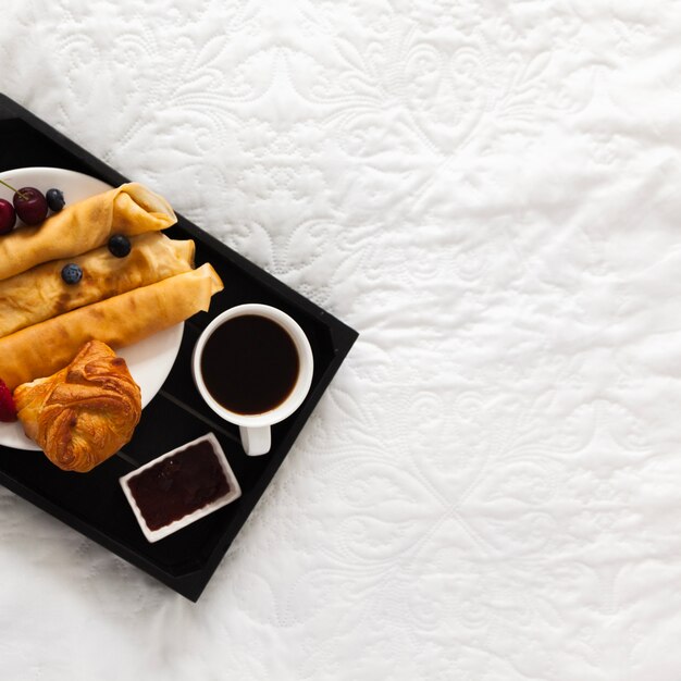 Frittelle con bacche e caffè