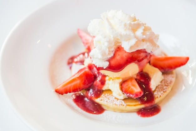 Frittelle con fragole e gelato