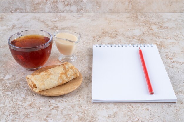 Frittelle con latte condensato e una tazza di tè