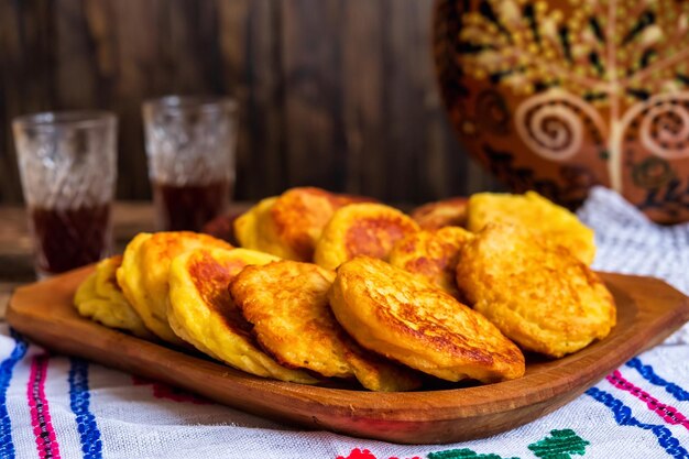 Frittelle di formaggio tradizionali rumene e ucraine cucinate in stile rustico locale