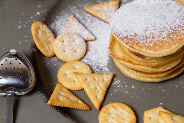 Frittelle di vista frontale e patatine all'interno della lastra grigia