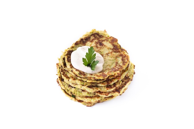 Frittelle di zucchine con salsa allo yogurt isolate