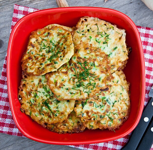 Frittelle di zucchine in una ciotola