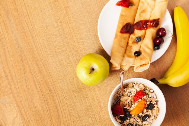 Frittelle e cereali con frutta