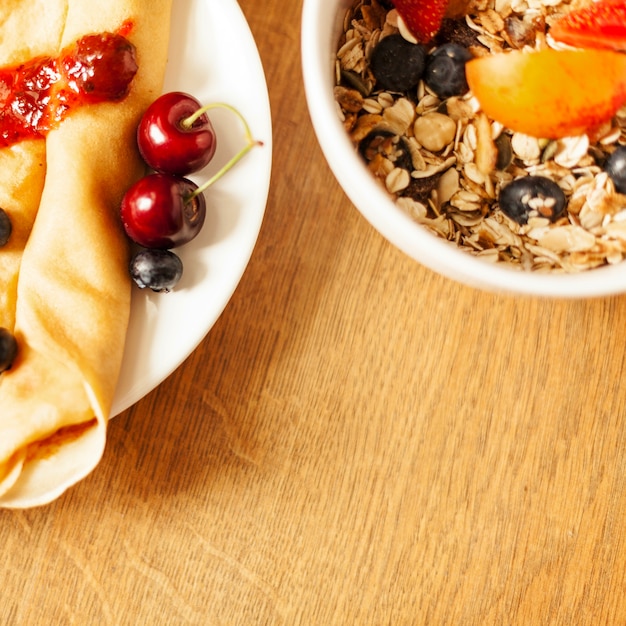 Frittelle e cereali con frutta