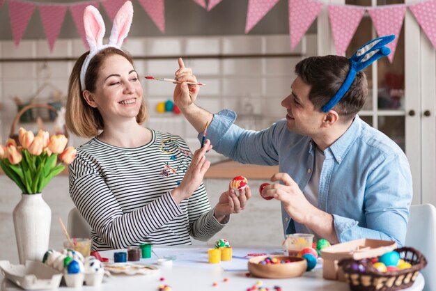 Fronte delle madri della pittura del maschio adulto per pasqua