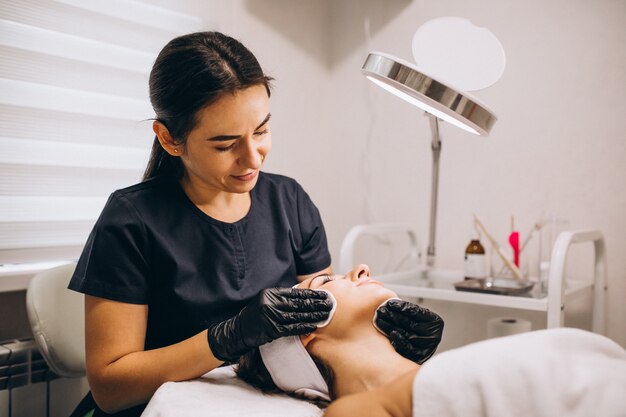 Fronte di pulizia del cosmetologo di una donna in un salone di bellezza