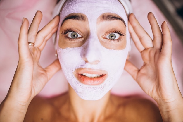 Fronte femminile coperto di alto vicino della maschera