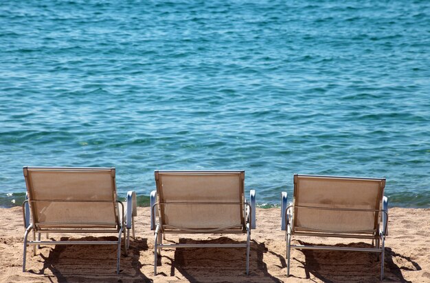 Fronte spiaggia con sedie a Cannes Francia