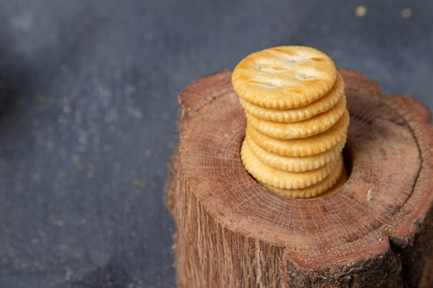Frotn visualizza i biscotti dolci rotondi sul legno e sul fondo grigio del cracker del biscotto del biscotto foto