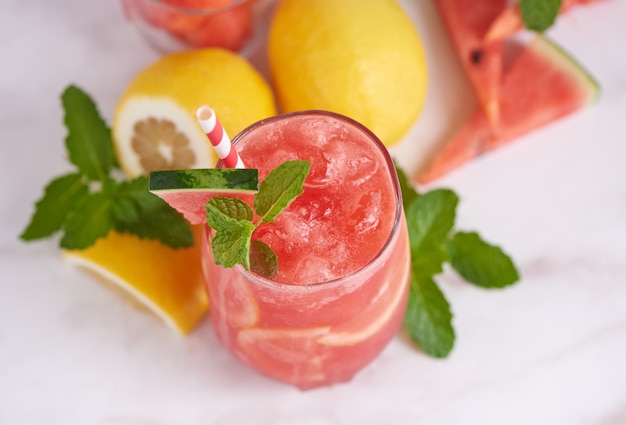 Frullati di frutta fresca, limonata di anguria fatta in casa, ritratto di bevanda di frutta fresca estiva.