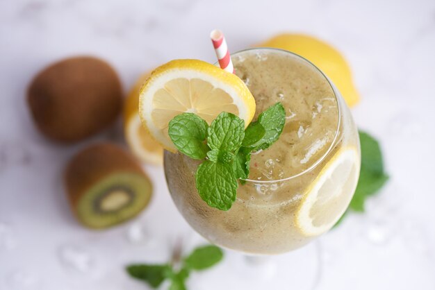 Frullati di kiwi freschi fatti in casa con limone, latte, menta e miele. Bevanda biologica sana. Primo piano e messa a fuoco selettiva. Frutta verde appena miscelata, benessere e concetto di perdita di peso.