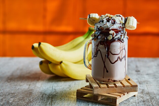 Frullato al cioccolato con sciroppo di cioccolato e ramo di banane