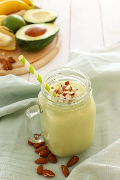 Frullato con avocado e banana