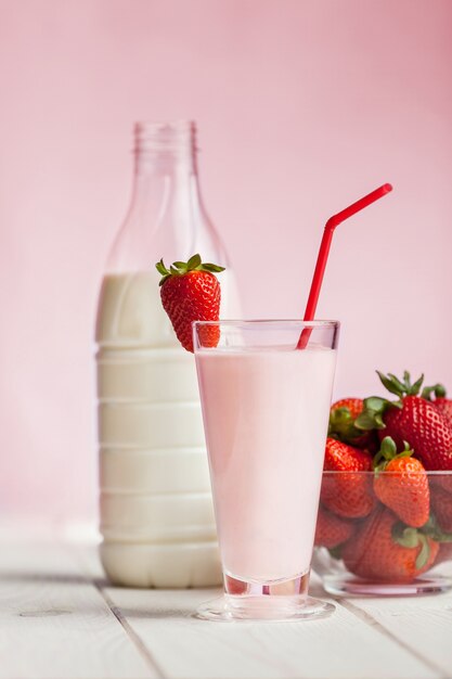 Frullato di latte alla fragola fresca su legno