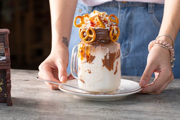 Frullato di latte cremoso alla vaniglia con salatini in un piattino bianco