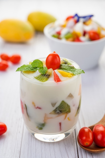 Frullato di yogurt alla frutta in vetro.