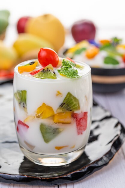 Frullato di yogurt alla frutta in vetro.