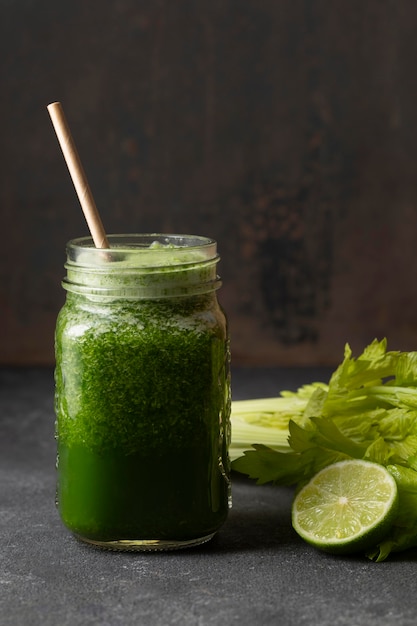 Frullato sano verde di vista frontale in vaso