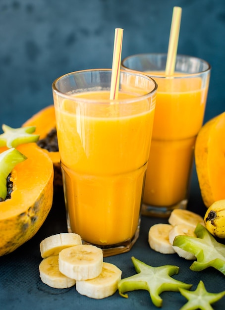 Frullato tropicale con papaya e banana