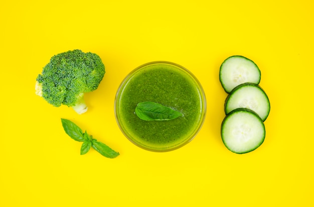 Frullato vegetariano di cetrioli e broccoli