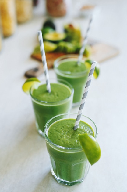 Frullato verde in un bicchiere