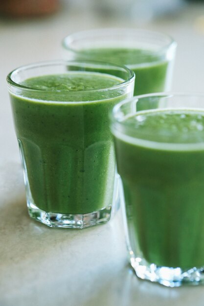 Frullato verde in un bicchiere