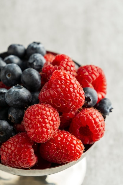 Frutta ad alto angolo nella ciotola