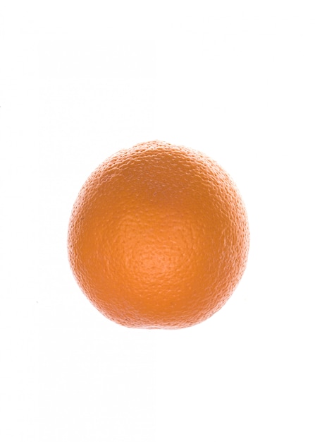 Frutta arancione fresca isolata sopra bianco