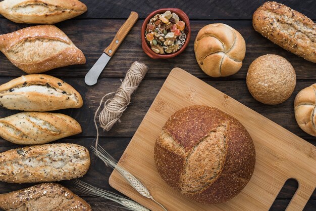 Frutta candita e panini vicino a coltello e filo